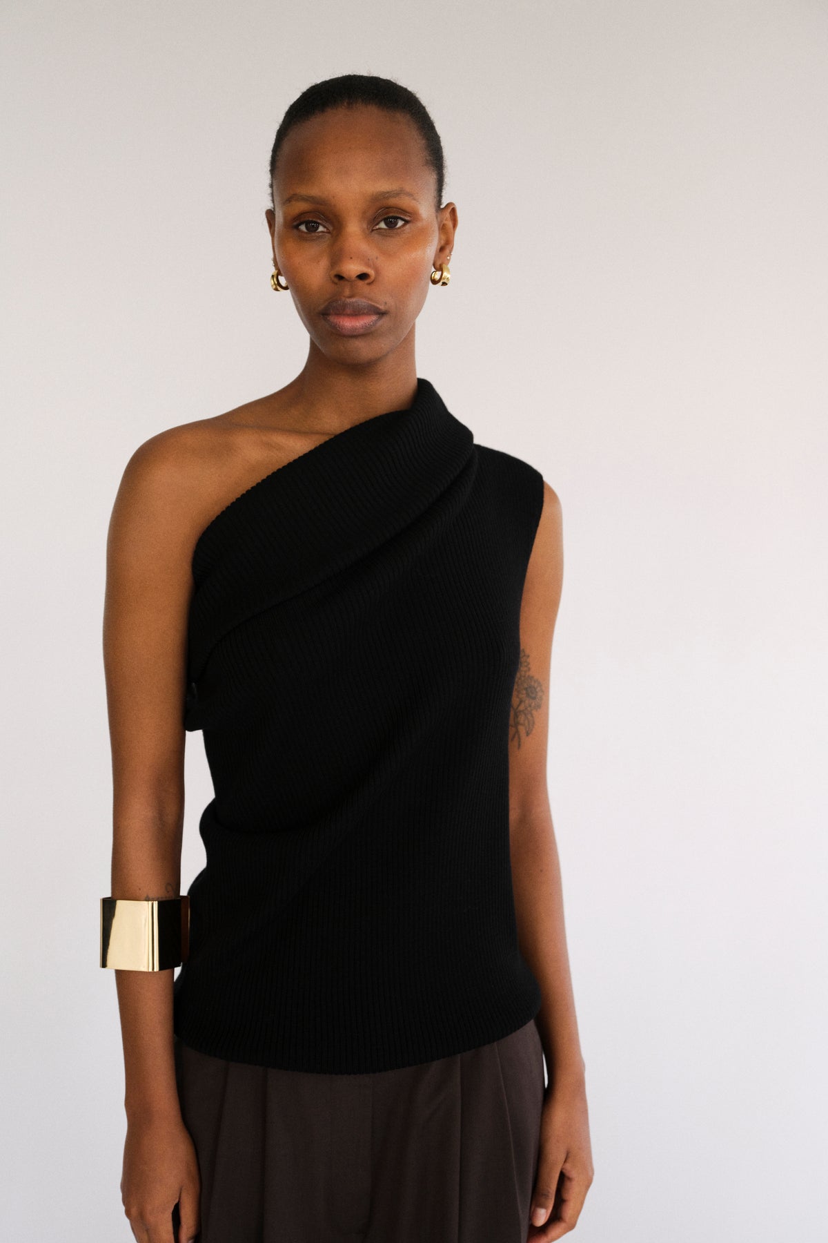 Atelier Taktil AT-Ruby Oneshoulder Knit Knitwear 9 Black